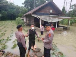 Cek Langsung Banjir Di Tiyuh Pulung Kencana, Kapolres Tubaba Berikan Pelayanan kesehatan