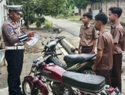 Hari ke-5 Operasi Keselamatan, Satlantas Polres Tulang Bawang Barat Bagikan Pamflet dan Brosur Kepada Pengguna Jalan