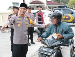 Polres Tulang Bawang Bagikan Ratusan Takjil ke Pengendara, AKBP Yuliansyah Paparkan Tujuannya