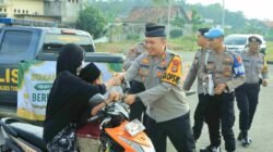 Aksi Peduli Ramadan, Polres Tulang Bawang Barat Berbagi Takjil Kepada Pengguna Jalan