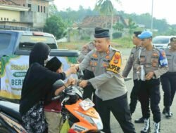 Aksi Peduli Ramadan, Polres Tulang Bawang Barat Berbagi Takjil Kepada Pengguna Jalan