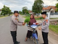 Semarak Ramadhan, Polsek Tulang Bawang Tengah Bagikan Takjil di depan Mako Kepada Masyarakat Pengguna Jalan yang melintas