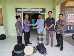Salah Satu bentuk Kepedulian,Pemeritah kampung Gkj berikan bantuan alat Hadroh