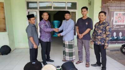 Salah Satu bentuk Kepedulian,Pemeritah kampung Gkj berikan bantuan alat Hadroh