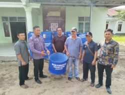 Realisasikan DD T.A 2025 Kampung gedung karya jitu bagikan 18 tong sampah