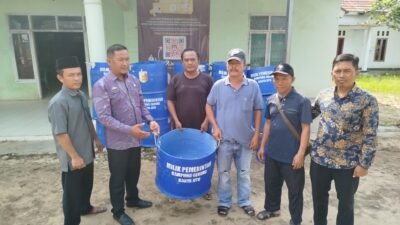 Realisasikan DD T.A 2025 Kampung gedung karya jitu bagikan 18 tong sampah