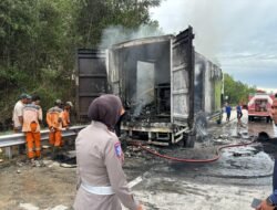 Tronton Hino Euro empat Terbakar di Tol Terpeka, Satlantas Polres Tulang Bawang Barat Lakukan Gerak Cepat Amankan Lalu Lintas