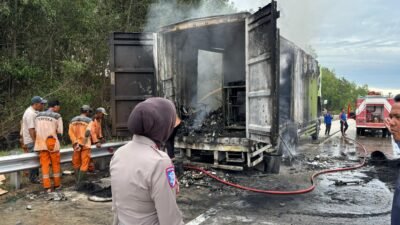 Tronton Hino Euro empat Terbakar di Tol Terpeka, Satlantas Polres Tulang Bawang Barat Lakukan Gerak Cepat Amankan Lalu Lintas