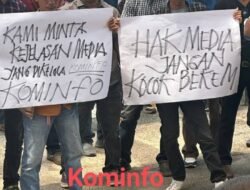 Dibalik poster,panasnya terik matahari jeritan Wartawan Tubaba Menggema