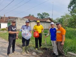 Sinergi Polri,bersama Pemkab Tulang Bawang Barat Gotong Royong Bersihkan di Seputaran GOR ZA Pagar Alam Kecamatan Tulang Bawang Udik