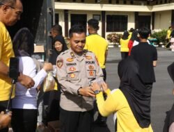 Gelar Aksi Humanis Polres Tuba,Baglog Bagikan Minyak Goreng Kepada Seluruh Personel