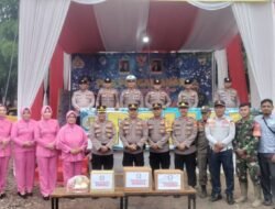 Kapolsek Tulang Bawang Tengah dan Kapolsek Tumijajar Bersama Ibu Ketua Bhayangkari Ranting Kunjungi Pospam Mulya Asri Berikan Bingkisan Kepada Personil Yang Bertugas