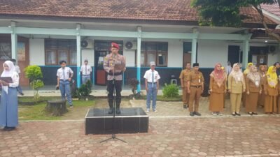 Police Go to School, Kasat Reskrim Polres Tulang Bawang Barat jadi Inspektur Upacara di SMAN 1 Tulang Bawang Tengah