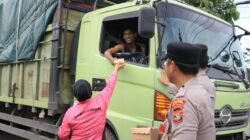 Dari Desa Hingga Jalan Lintas Sumatra, Bhayangkari Tulang Bawang Tebar Cinta Dan Kepedulian