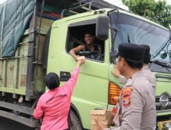 Dari Desa Hingga Jalan Lintas Sumatra, Bhayangkari Tulang Bawang Tebar Cinta Dan Kepedulian