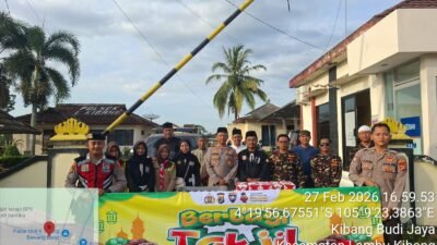 Semarak Ramadhan 1447 H, Polsek Lambu Kibang Bagikan Takjil di depan Mako Kepada Masyarakat Pengguna Jalan yang melintas