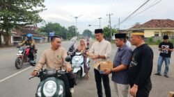 Ramadhan Berbagi, Sat Intelkam Polres Tulang Bawang Barat Bagikan Takjil di Jalan Raya Simpang uluan Nughik Panaragan Jaya