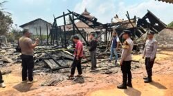 Respon Cepat Polres Tulang Bawang Melalui Layanan Call Center 110, Polisi Pastikan Tidak Ada Korban Jiwa Kebakaran Hebat Yang Melanda Bedeng Pt.Sil Tulang Bawang 10 Pintu Hangus Terbakar.