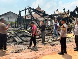 Respon Cepat Polres Tulang Bawang Melalui Layanan Call Center 110, Polisi Pastikan Tidak Ada Korban Jiwa Kebakaran Hebat Yang Melanda Bedeng Pt.Sil Tulang Bawang 10 Pintu Hangus Terbakar.