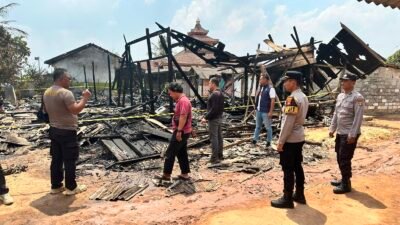Respon Cepat Polres Tulang Bawang Melalui Layanan Call Center 110, Polisi Pastikan Tidak Ada Korban Jiwa Kebakaran Hebat Yang Melanda Bedeng Pt.Sil Tulang Bawang 10 Pintu Hangus Terbakar.