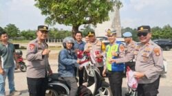 Menjelang Perayaan Hari Kemerdekaan RI ke-81, Kapolres Tulang Bawang Barat Bagikan Bendera Merah Putih Kepada Masyarakat Dan Pengguna Jalan
