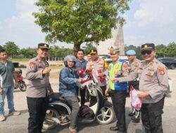 Menjelang Perayaan Hari Kemerdekaan RI ke-81, Kapolres Tulang Bawang Barat Bagikan Bendera Merah Putih Kepada Masyarakat Dan Pengguna Jalan