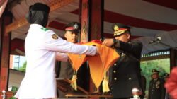 Kapolres Tulang Bawang Barat Pimpin Upacara Penurunan Bendera HUT ke-81 RI, Berlangsung Khidmat dan Lancar