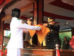 Kapolres Tulang Bawang Barat Pimpin Upacara Penurunan Bendera HUT ke-81 RI, Berlangsung Khidmat dan Lancar