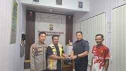 Kapolsek Gunung Agung Terima Penyerahan Senpi Rakitan ( Senpira ) Ilegal dari Masyarakat