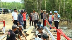 Tumbuhkan Semangat Gotong Royong, Kapolres Tulang Bawang Barat Bersama Warga Perbaiki Jembatan sementara Merah Putih Presisi
