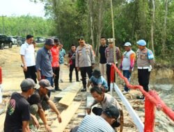 Tumbuhkan Semangat Gotong Royong, Kapolres Tulang Bawang Barat Bersama Warga Perbaiki Jembatan sementara Merah Putih Presisi