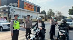 Cegah Dampak Abu Vulkanik, Polres Tulang Bawang Gerak Cepat Bagikan Masker Gratis kepada Personel dan Warga