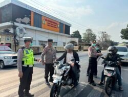 Cegah Dampak Abu Vulkanik, Polres Tulang Bawang Gerak Cepat Bagikan Masker Gratis kepada Personel dan Warga