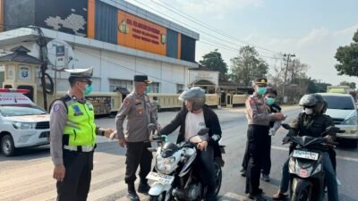 Cegah Dampak Abu Vulkanik, Polres Tulang Bawang Gerak Cepat Bagikan Masker Gratis kepada Personel dan Warga