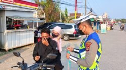 Polres Tulang Bawang Barat dan Polsek Jajaran Bagikan Masker Gratis Untuk Warga, Lindungi Masyarakat Dari Abu Vulkanik