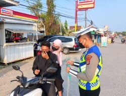 Polres Tulang Bawang Barat dan Polsek Jajaran Bagikan Masker Gratis Untuk Warga, Lindungi Masyarakat Dari Abu Vulkanik