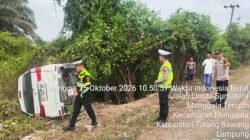RESPONS CEPAT CALL CENTER 110 POLRES TULANG BAWANG! Avanza Terguling di Jalintim Depan Museum Sesat Agung, 5 Orang Jadi Korban Luka Ringan