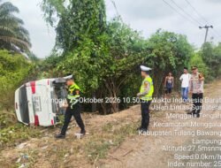 RESPONS CEPAT CALL CENTER 110 POLRES TULANG BAWANG! Avanza Terguling di Jalintim Depan Museum Sesat Agung, 5 Orang Jadi Korban Luka Ringan